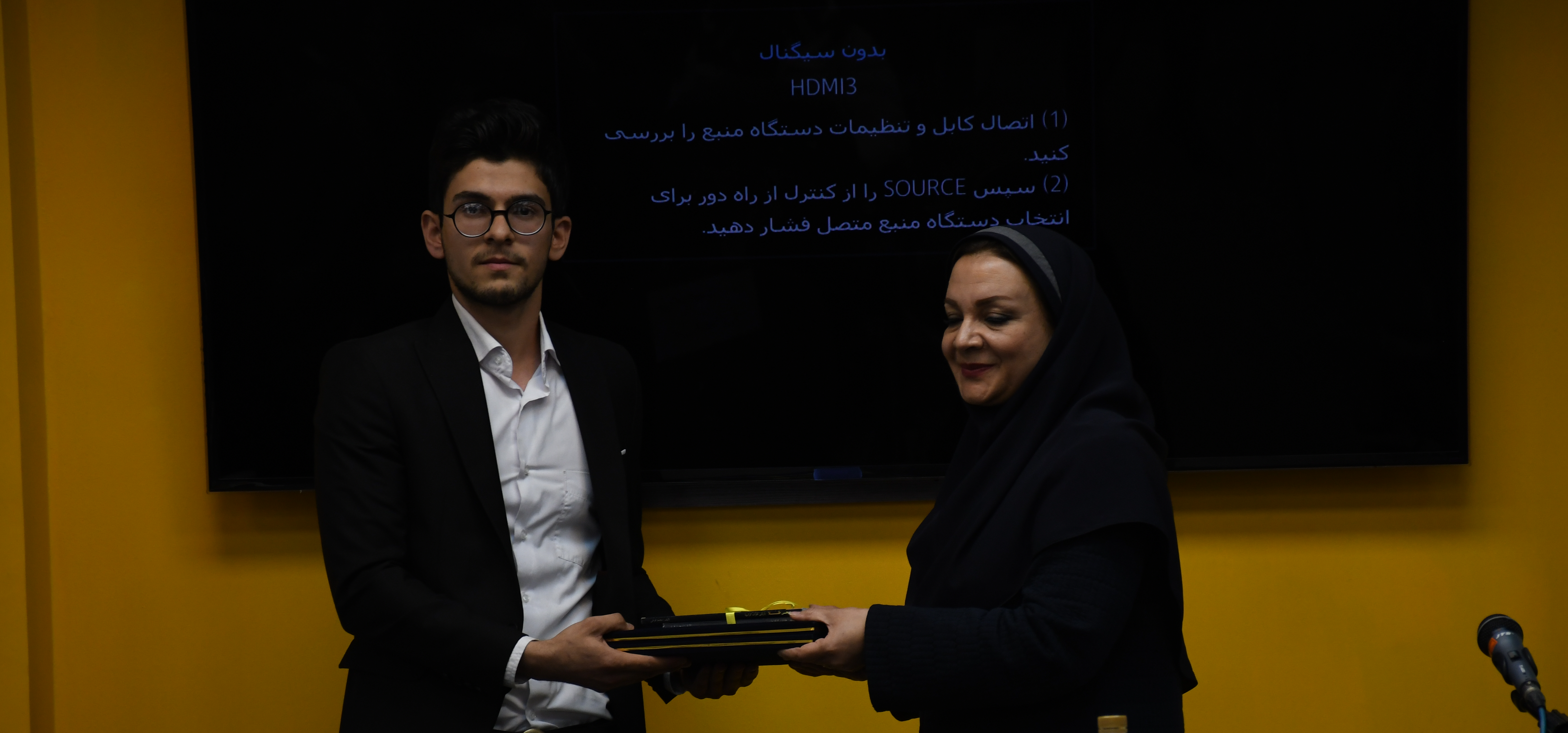 اعطای کتاب سمینار معجزه کسر